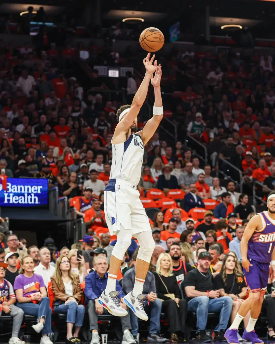 包含集结日体能课后，菲尼克斯太阳状态回暖备战CBA季后赛，媒体盛赞，年轻球员得到机会的词条